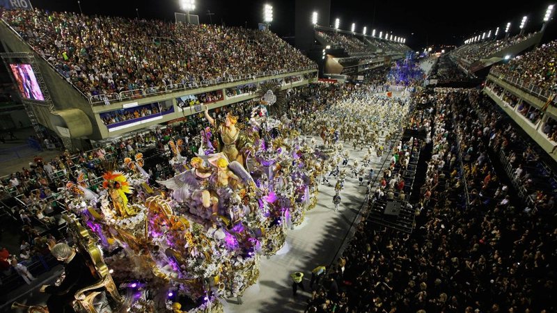 Desfile no Sambódromo, em 2016 (Foto: Mario Tama/Getty Images)