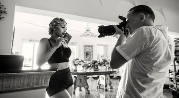 Saweetie e Bryan Adams nos bastidores do Calendário Pirelli 2022 (Foto: Alessandro Scotti)