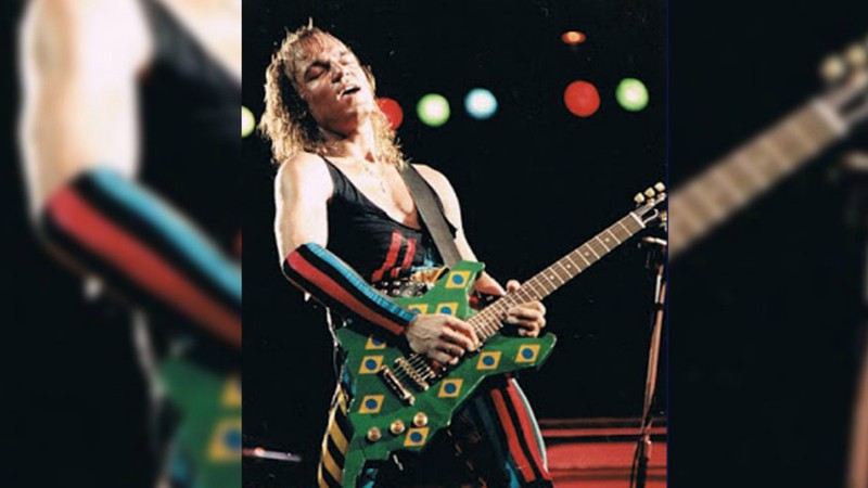 Matthias Jabs com a guitarra comemorativa do Rock In Rio, em 1985 (Foto: Scorpions Brazil)