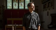 Andrew Scott como o Padre na segunda temporada de Fleabag (Foto: Divulgação / Steve Schofield / Amazon Studios)