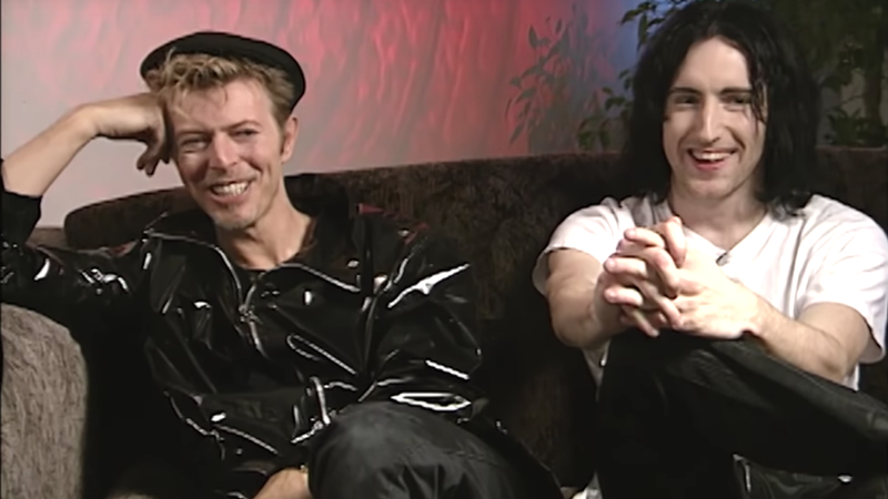 David Bowie e Trent Reznor em entrevista em 1995 (Foto:Reprodução)