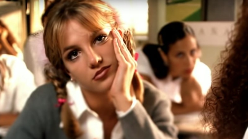 Britney Spears no clipe de Baby One More Time (Foto:Reprodução)