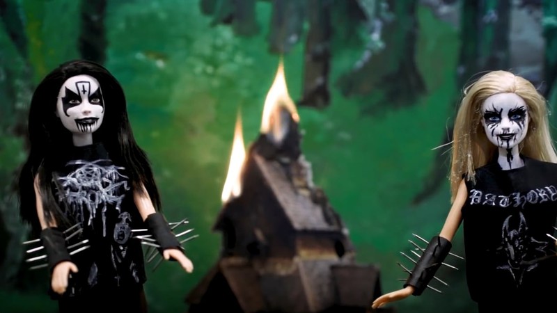 Barbies com tema Black Metal (Foto:Reprodução)