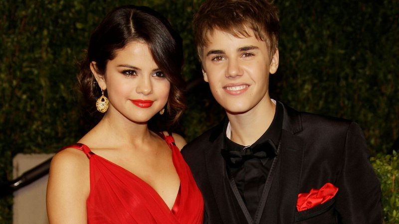 Selena Gomez e Justin Bieber na Vanity Fair Oscar Party, 2011 (Foto: AP / Carlo Allegri)