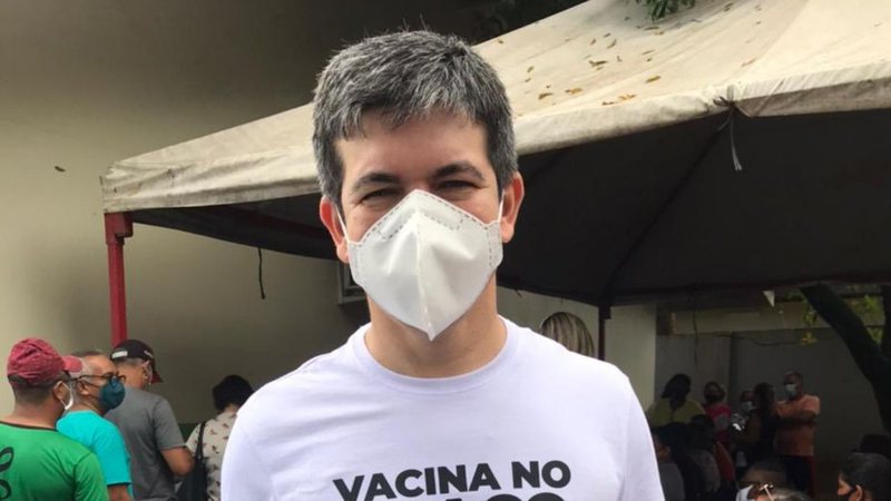 Senador Randolfe Rodrigues na fila para tomar a vacina contra Covid-19 na segunda, 21 (Foto: Reprodução/Twitter)