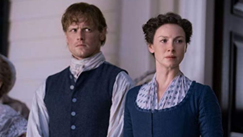 Personagens de Outlander em cena da série (Foto: Reprodução/Starz)