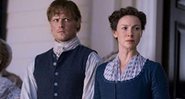 Personagens de Outlander em cena da série (Foto: Reprodução/Starz)