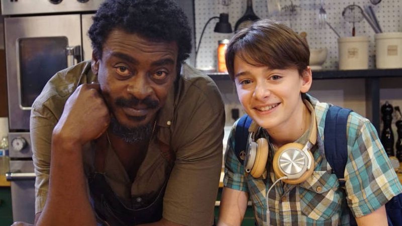 Seu Jorge e Noah Schnapp em Abe (Foto: Divulgação)