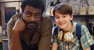 Seu Jorge e Noah Schnapp em Abe (Foto: Divulgação)