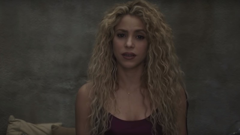 A cantora Shakira no clipe de "Nada" (Reprodução)