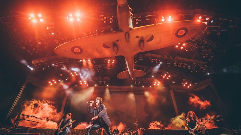 Iron Maiden levou uma réplica de avião ao show no estádio do Morumbi, em São Paulo (Foto: Move Concerts/Instagram)