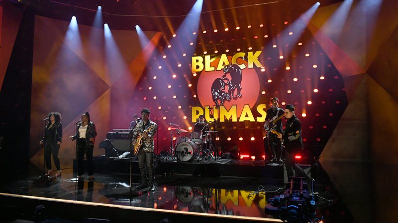 Black Pumas durante show (Foto: Getty Images)