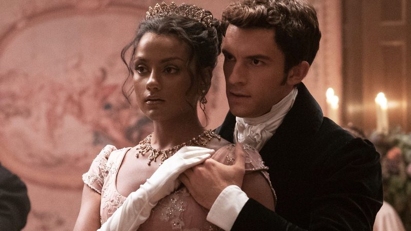 Simone Ashley e Jonathan Bailey em Bridgerton (Foto: Reprodução /Twitter)