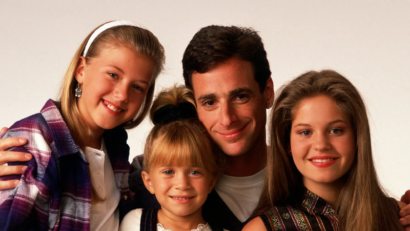 Jodie Sweetin, Bob Saget, Ashley Olsen e Candace Cameron em Três é Demais (Foto: Reprodução)