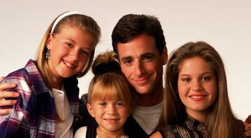 Jodie Sweetin, Bob Saget, Ashley Olsen e Candace Cameron em Três é Demais (Foto: Reprodução)