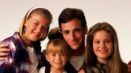 Jodie Sweetin, Bob Saget, Ashley Olsen e Candace Cameron em Três é Demais (Foto: Reprodução)