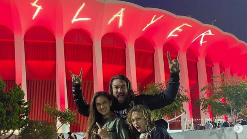 Jason Momoa e família em show do Slayer (Foto: reprodução/Instagram)