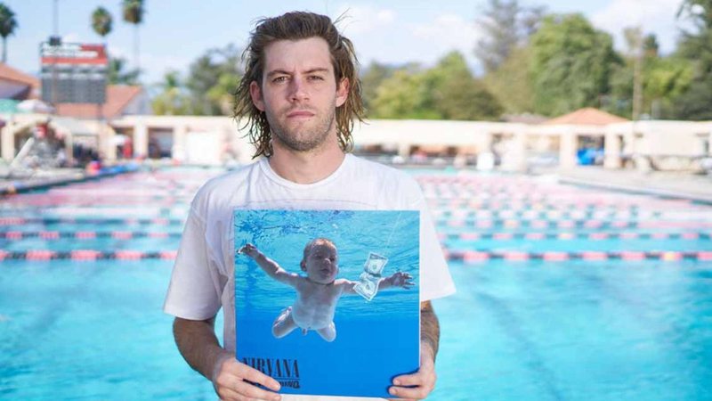 Spencer Elden e a capa do álbum 'Nevermind', do Nirvana (Foto: reprodução)