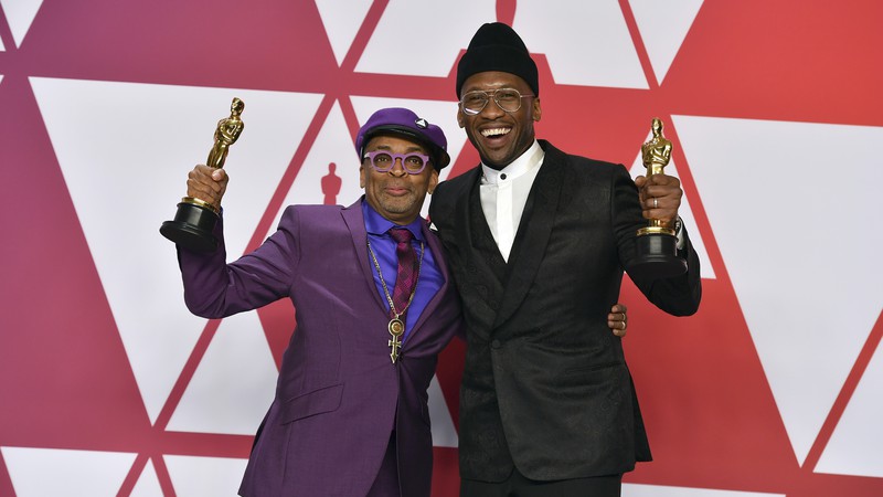 Spike Lee e Mahershala Ali exibem suas estatuetas do Oscar (Foto: Jordan Strauss/Invision/AP)