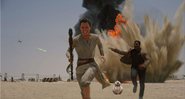 Daisy Ridley e John Boyega em Star Wars: O Despertar da Força (Foto:Reprodução)