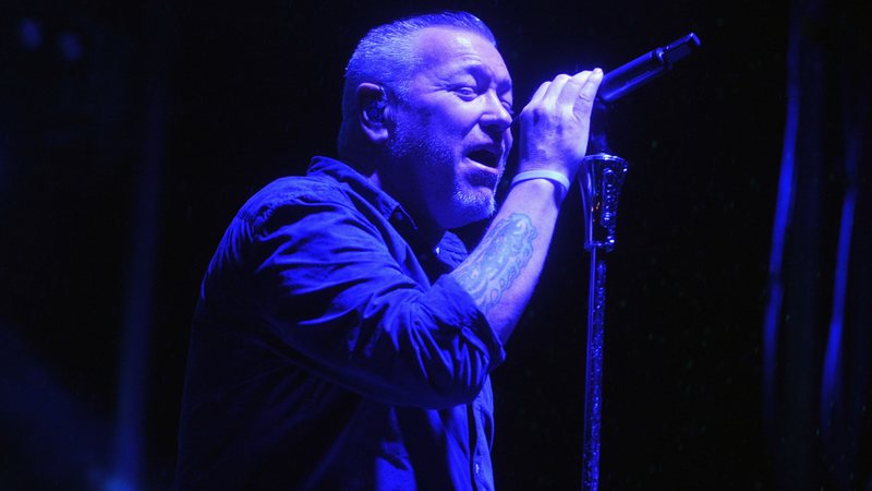 Steve Harwell, do Smash Mouth, com microfone na mão em apresentação de 2015 (Brad Barket/Getty Images for 90sFEST)