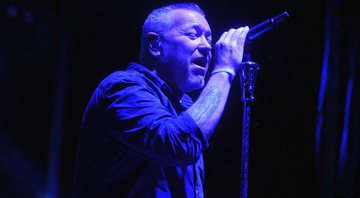 Steve Harwell, do Smash Mouth, com microfone na mão em apresentação de 2015 (Brad Barket/Getty Images for 90sFEST)