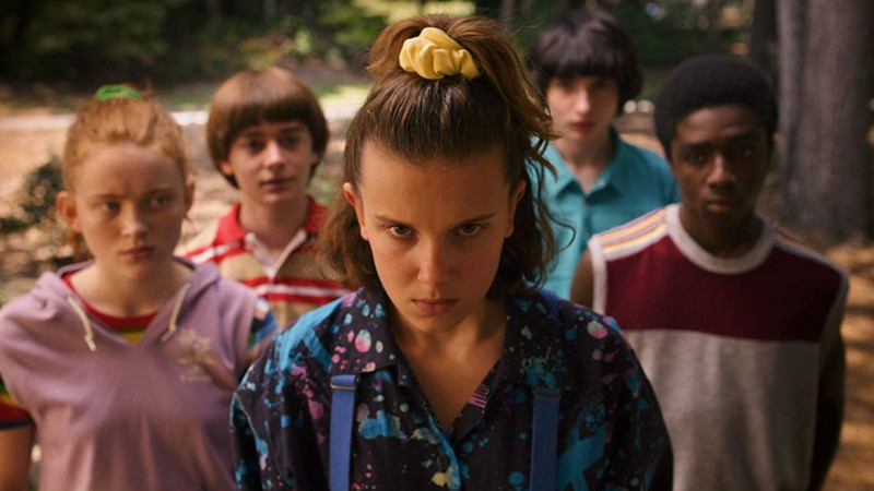 No centro, Millie Bobby Brown como Eleven, em cena de Stranger Things (Foto:Reprodução)