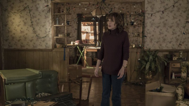 Winona Ryder interpreta Joyce Byers em Stranger Things (Foto: Reprodução / Netflix)