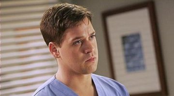 T. R. Knight em Grey's Anatomy (Foto: Reprodução)