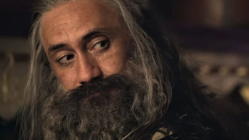 Taika Waititi em Our Flag Means Death (Foto: Divulgação / HBO Max)