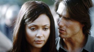 Thandie Newton e Tom Cruise em cena do filme Missão Impossível 2 (Foto: Reprodução)