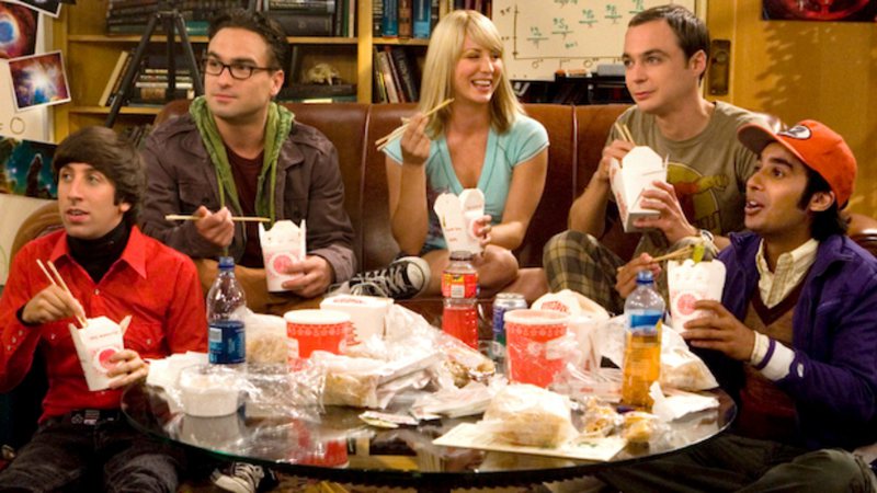 Os principais personagens de The Big Bang Theory em uma mesa comendo (Foto: Reprodução / Warner Bros.)