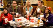 Os principais personagens de The Big Bang Theory em uma mesa comendo (Foto: Reprodução / Warner Bros.)