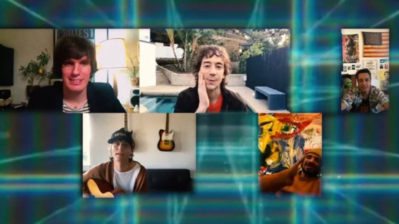 The Strokes em 5 Guys Talking About Things They Know Nothing about (foto: reprodução/ YouTube)