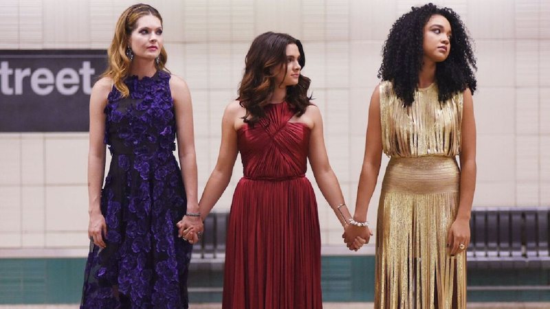 Sutton, Jane e Kat no metrô em cena de The Bold Type (Foto: Divulgação / Freeform)