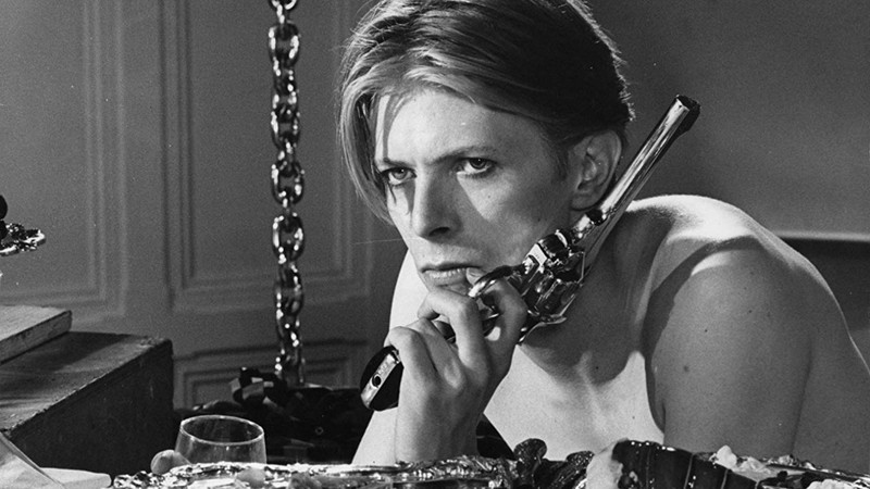 David Bowie em O Homem que Caiu na Terra, de 1976 (Foto: Reprodução)