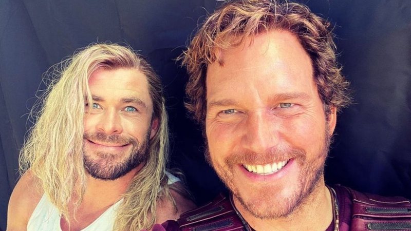 Chris Pratt e Chris Hemsworth no set de Thor: Amor e Trovão (Foto: Reproução/Instagram)