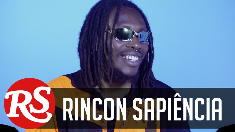 Imagem Rincon Sapiência aprendeu a "desenhar o próprio nome", quase foi jogador de futebol e se tornou Rei dos Feats do rap nacional