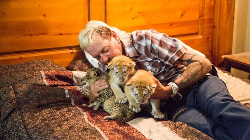 Joseph Maldonado-Passage em A Máfia dos Tigres (Foto: Reprodução)