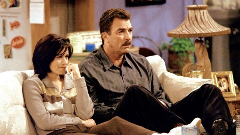 Courteney Cox como Monica e Tom Selleck como Dr. Richard Burke em cena de Friends (Foto: Reprodução)