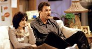 Courteney Cox como Monica e Tom Selleck como Dr. Richard Burke em cena de Friends (Foto: Reprodução)