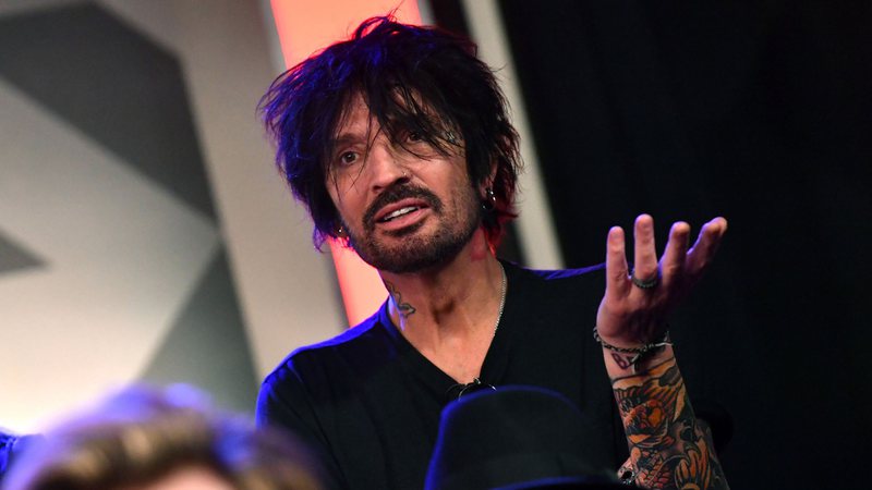 Imagem Tommy Lee, do Mötley Crüe, fica nu em show e anuncia conta no OnlyFans