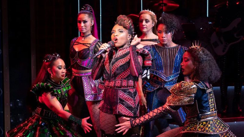 Brittney Mack em “Six: The Musical” - (Foto: Sara Krulwich/Reprodução The New York Times)