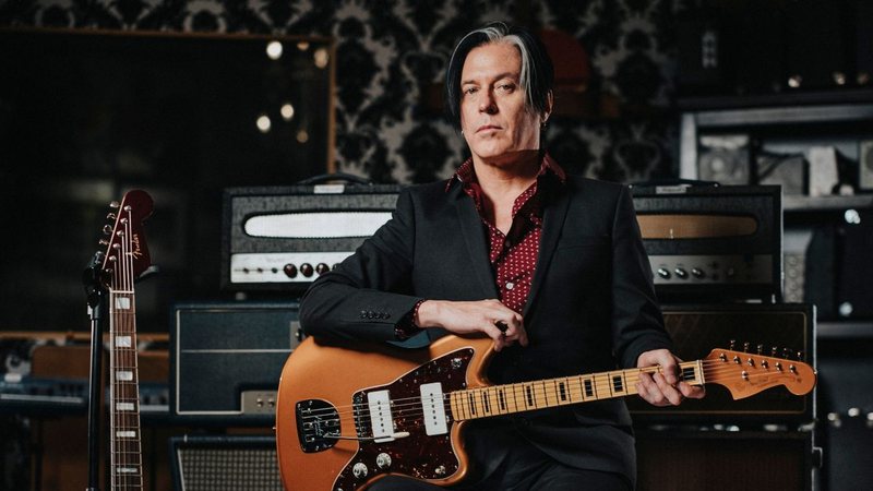 Troy Van Leeuwen, do Queens of the Stone Age, com sua Fender (Foto de divulgação da Fender)