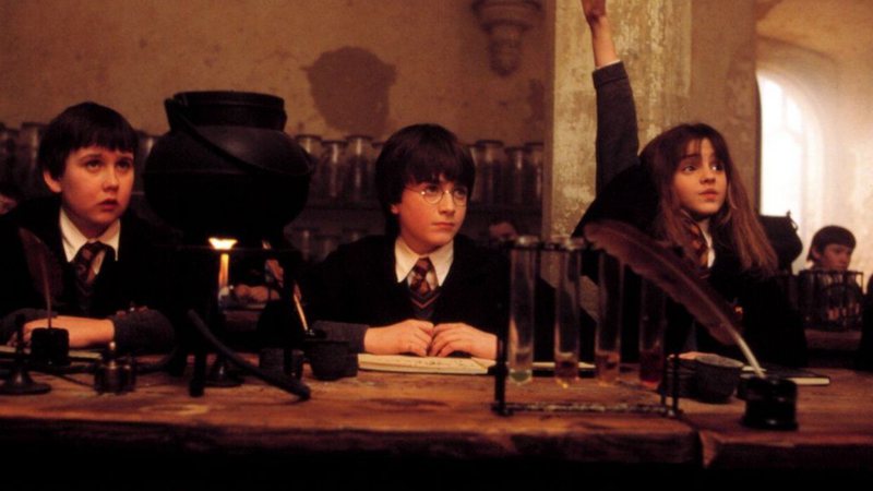 Sala de aula em Harry Potter e a Pedra Filosofal (Foto: reprodução)