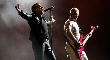 Bono e Adam Clayton, do U2 (Foto: Alexandre Meneghini/AP Images)