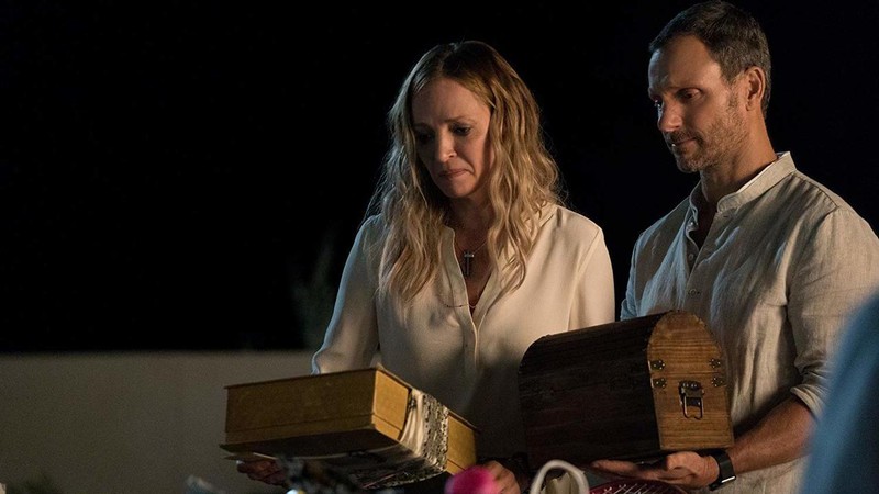 Uma Thurman and Tony Goldwyn in Chambers (2019)