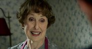 Una Stubbs como Sra. Hudson na série Sherlock (Foto: Reprodução)