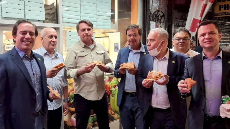 Jair Bolsonaro e ministros comem pizza na rua de Nova York (Foto: Reprodução/Instagram)