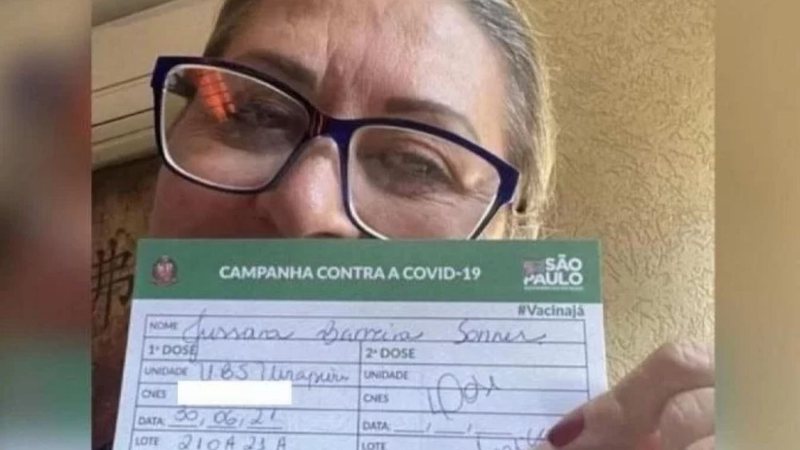 Veterinária Jussara Sonner ao lado de comprovante de vacina da Janssen (Foto: Reprodução/Facebook)